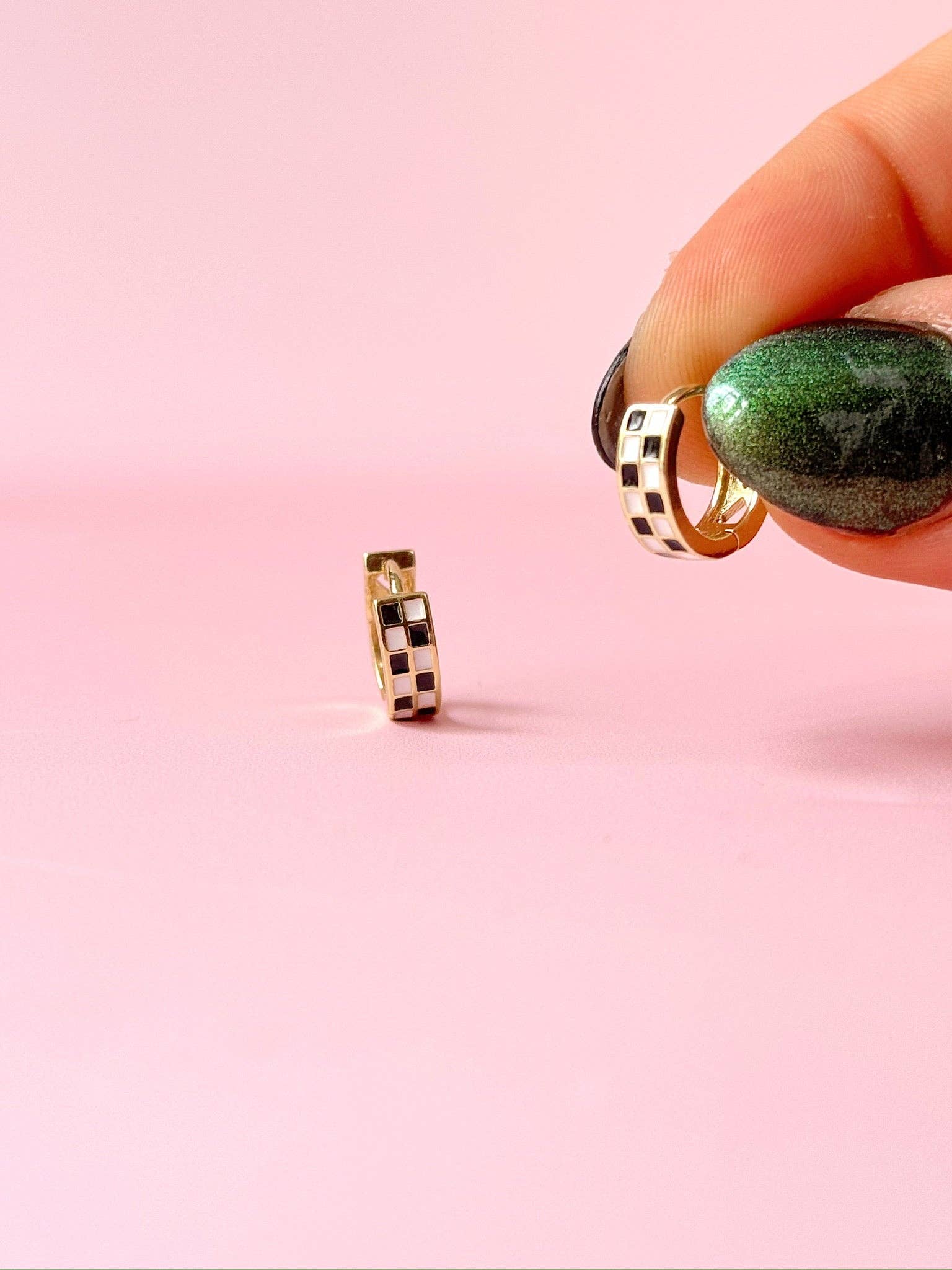 Golden Hour Designs – Großhandel Huggie-Ohrring – Karierte Huggie-Ohrringe - Hypoallergen, Punk, Kantig, Spaß.2