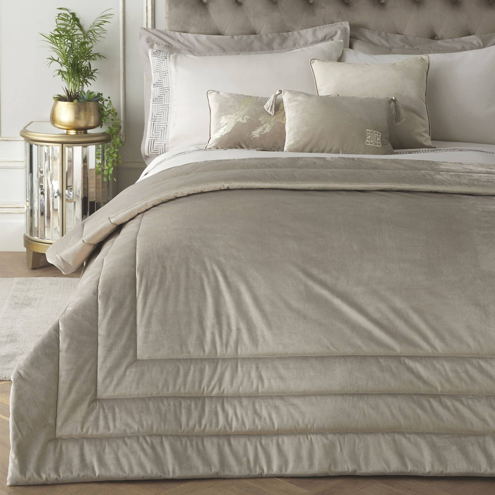 UW Home – wholesale Bedding blanket – Chic Bedspread by Laurence Llewelyn-Bowen in Oyster0