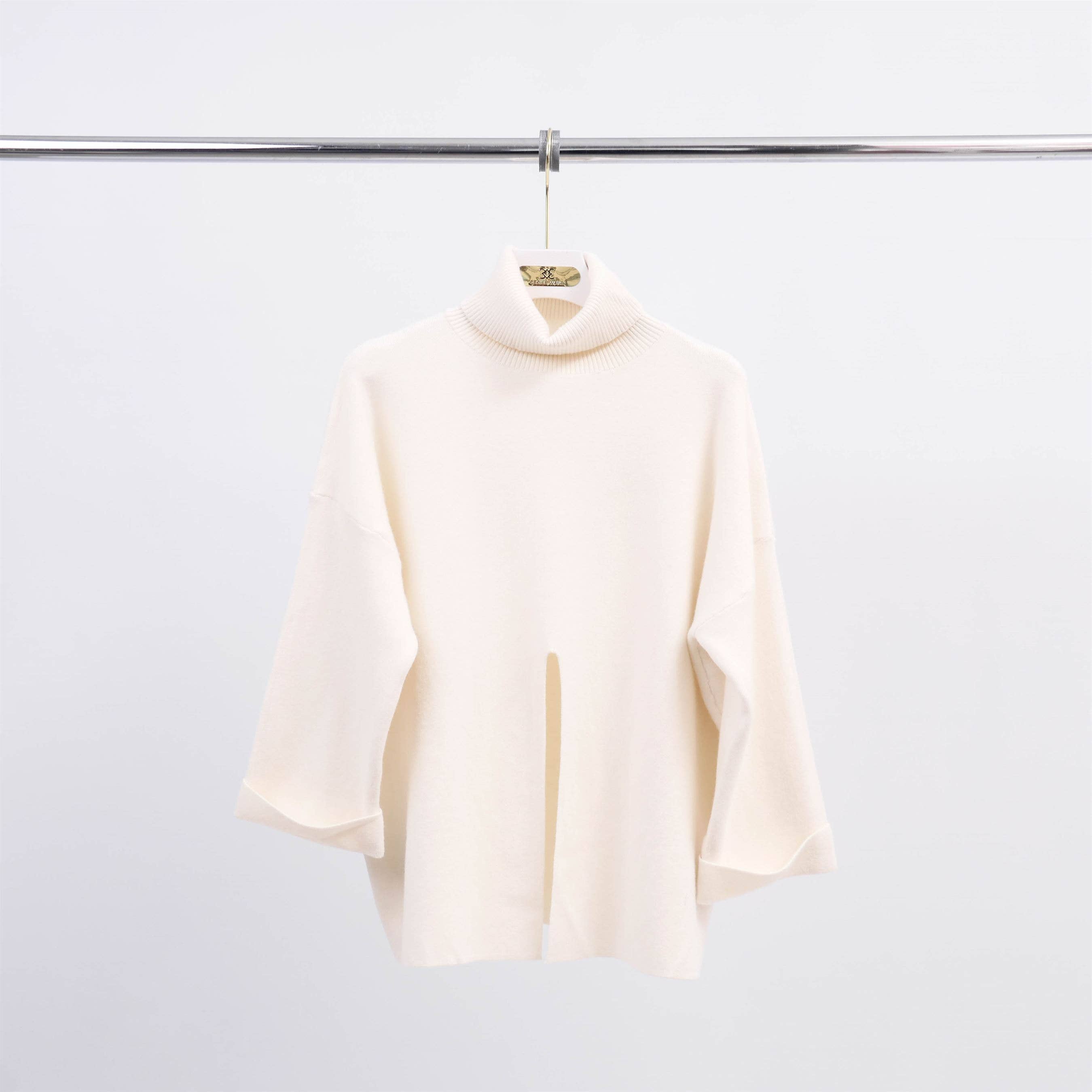 Cecile Wang - Wholesale Knit Sweater - Women's - Turtleneck sweater with slit at the bottom front HY108675