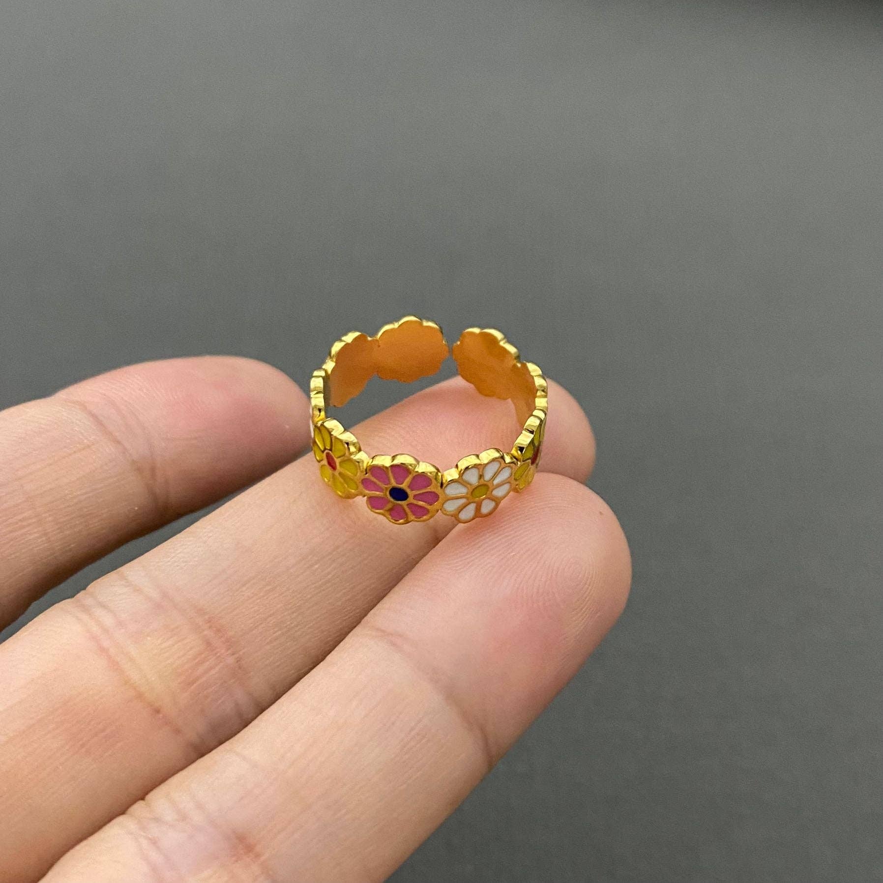 Mio Queena - Wholesale Cocktail/Statement Ring - Enamel Daisy Flower 18K Gold Plated SS Adjustable Ring - FGS0