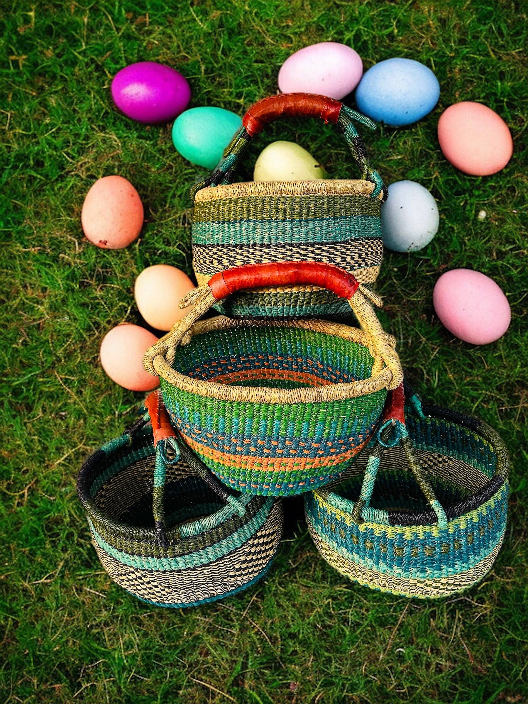 The African Home Goods - Vente Paniers - Panier Bolga Market de taille moyenne avec poignée gainée de cuir (les couleurs varient) L : 11 à 13 pouces H : 8 à 10 pouces, vert 1 EA1