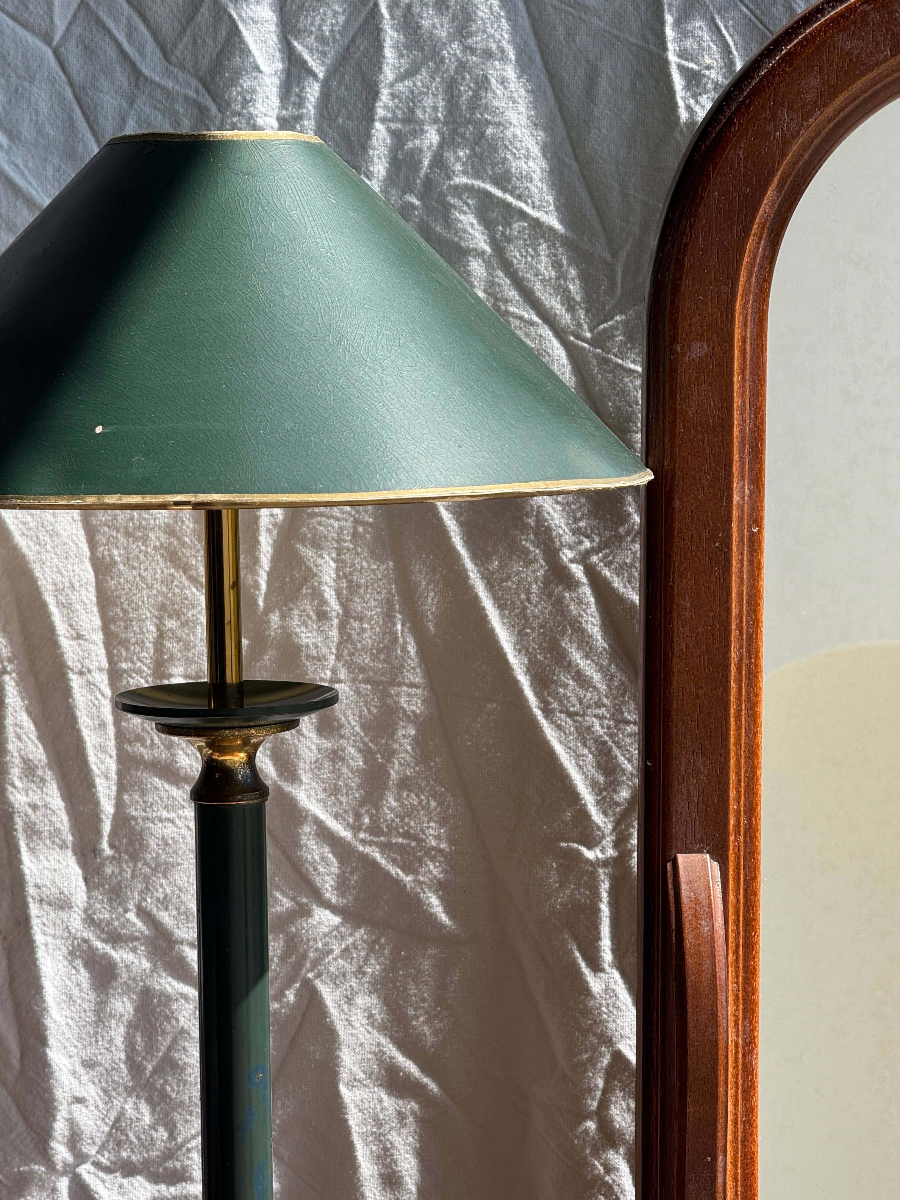 Office Objets - Wholesale Wall Mirror - Rounded mirror with a brown wooden drawer H6721