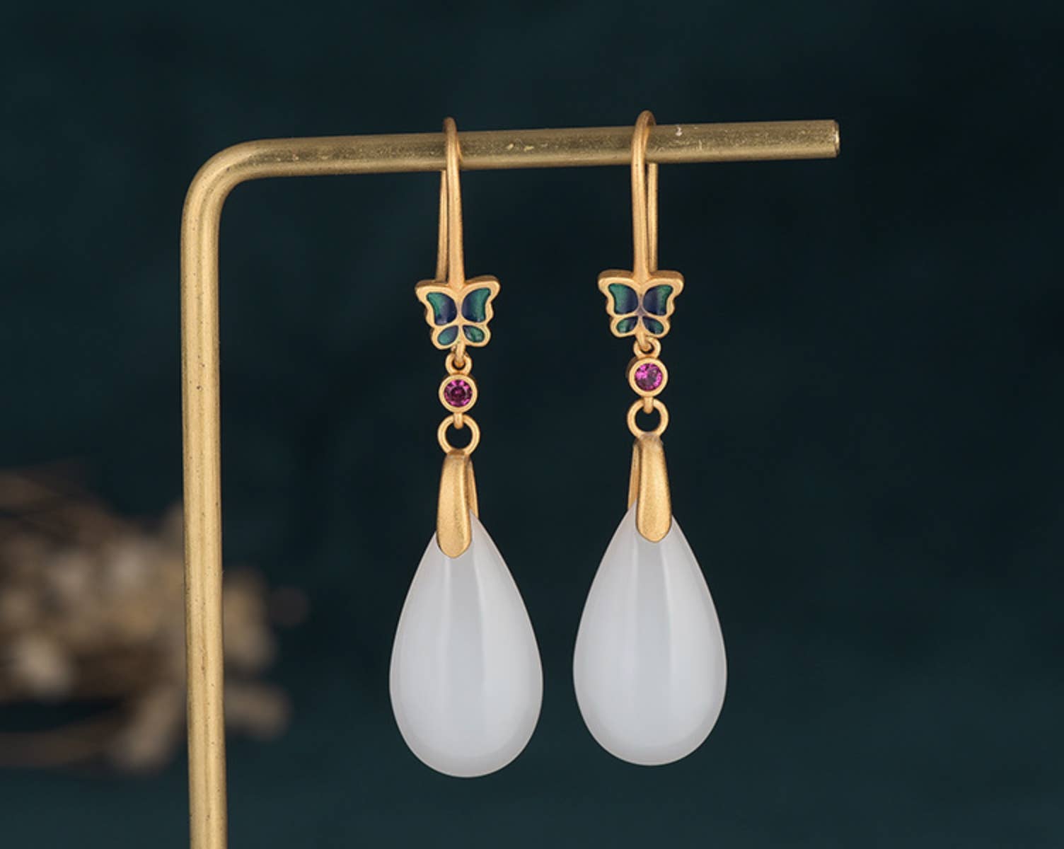 Bright MacMing – Brincos de argola por atacado – Borboleta de esmalte em uma gota de brincos de jade branco