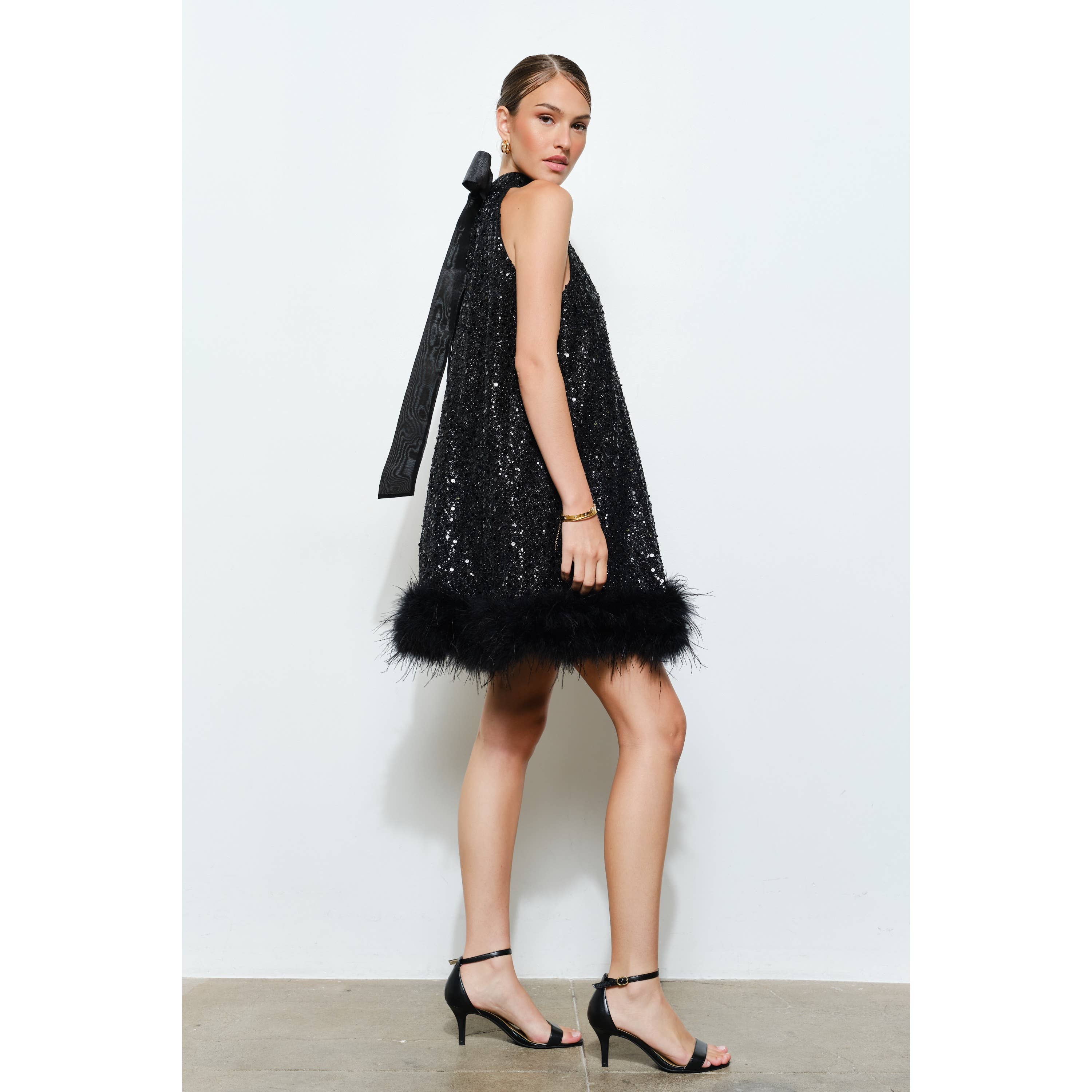 INA – Vestido - Mulher por atacado – Vestido Mini Halter com Laço nas Costas e Apliques de Lantejoulas e Penas5