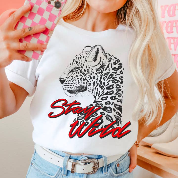 Shoppe SHC - Vendita all'ingrosso Tunica - Donna - Maglietta Grafica Retro Grunge Stay Wild | Comfort Color8