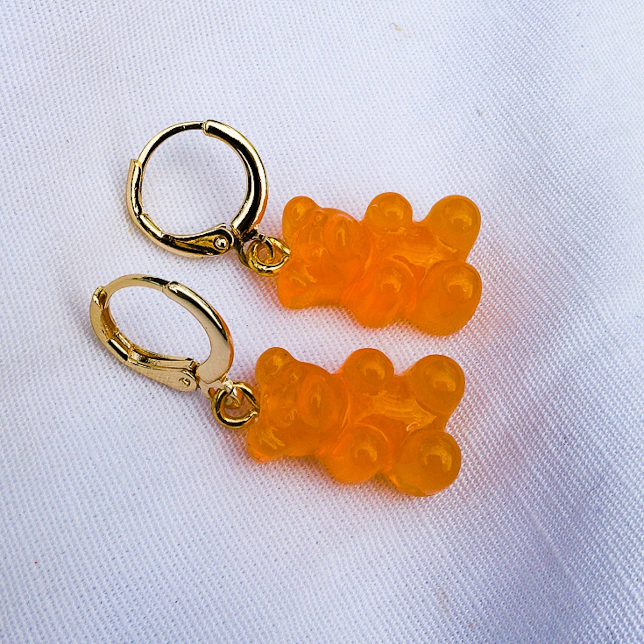 Daemon srls - Vendita all'ingrosso Orecchini a cerchietto - WINONA ~ HUGGIES ~ Orecchini huggies placcati oro con pendenti a orsetto gommoso4