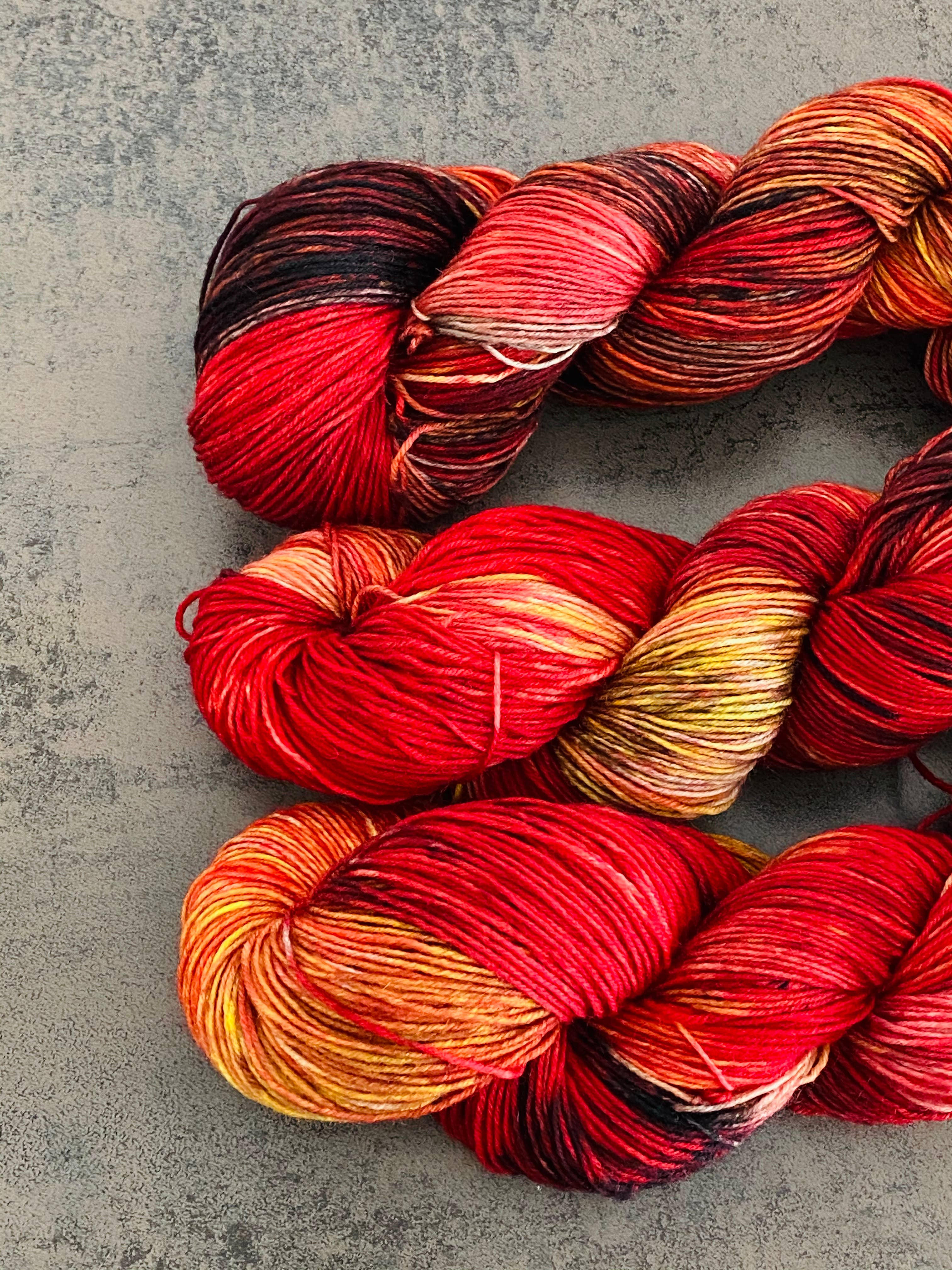 Die Wollwichtel - Vendita all'ingrosso Lana - Filato lana 100 g colorazione «lava del Vesuvio» per maglia e uncinetto1