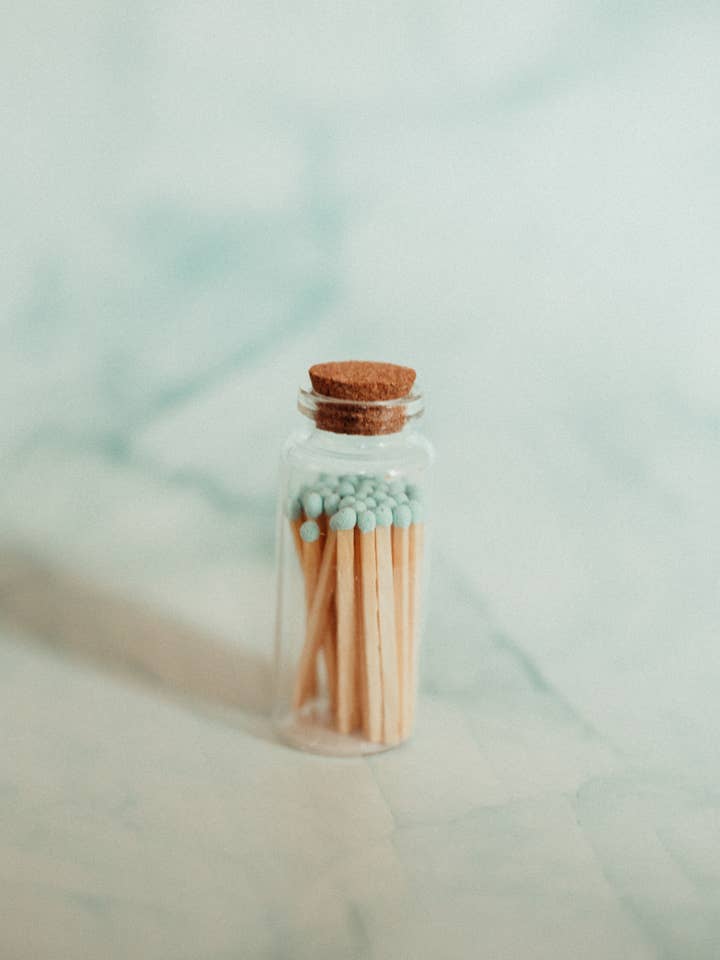 Fiala di sughero media in fiammiferi azzurri per la vendita all'ingrosso da parte di Creative Cliche Candle Co.