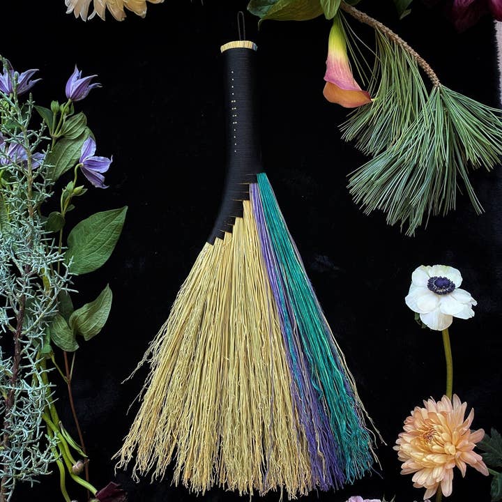 Keven Craft Rituals LLC – Engroshandel Kost – Naturlig+farve stribe, (Tyrkiet hale) vævet sort indpakket koste