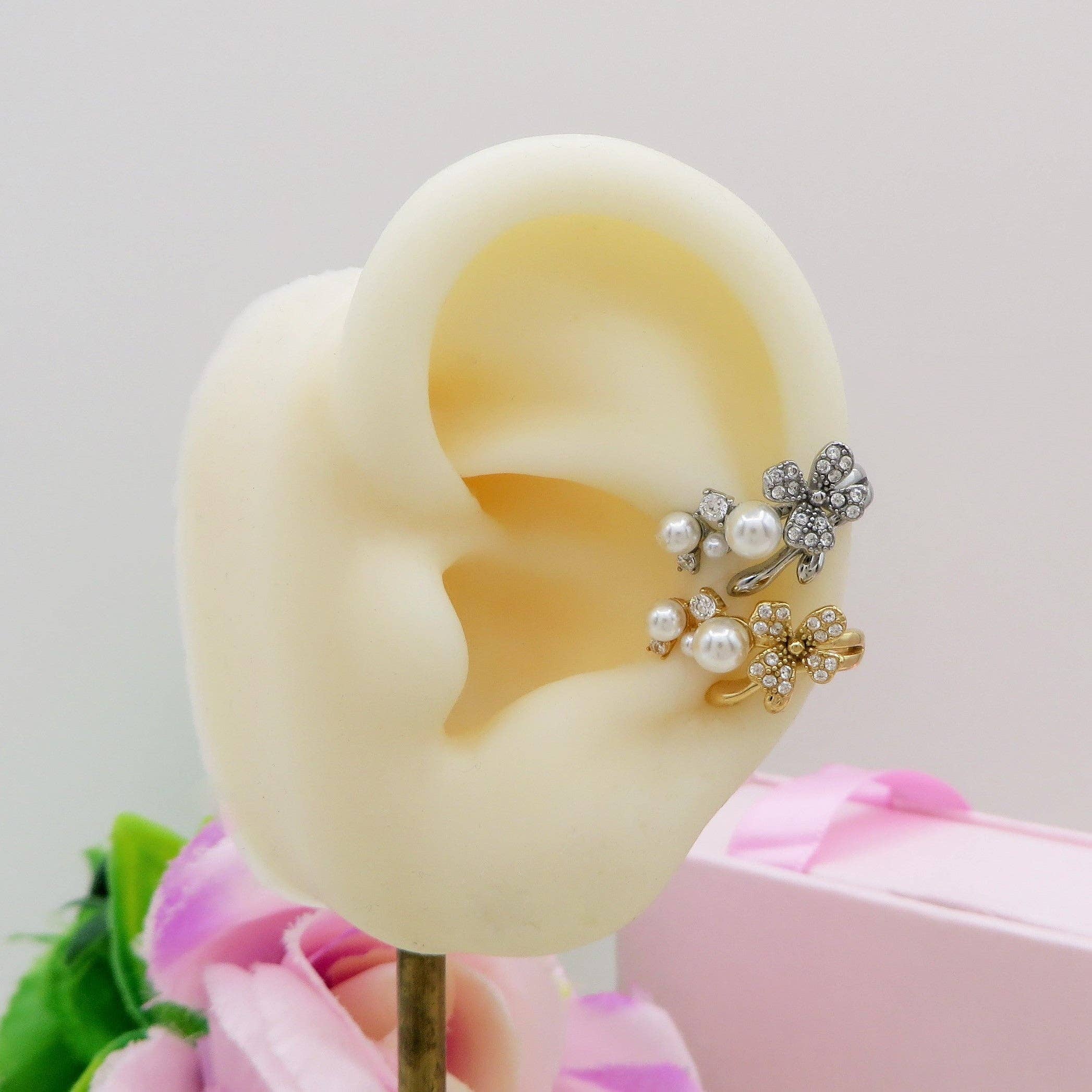 Daemon srls - Vendita all'ingrosso Orecchini ear cuff/ear wrap - AMARYLLIS PEARLS EARCUFF ~ Orecchino in acciaio inossidabile senza buco con fiori, perle e cubic zirconia5