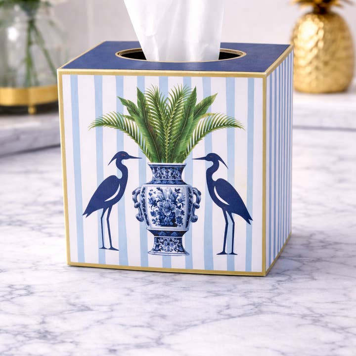 Kleenexdoos met blauwe reigers en chinoiserie‑vaas voor wholesale door TOPICS IN THE TROPICS