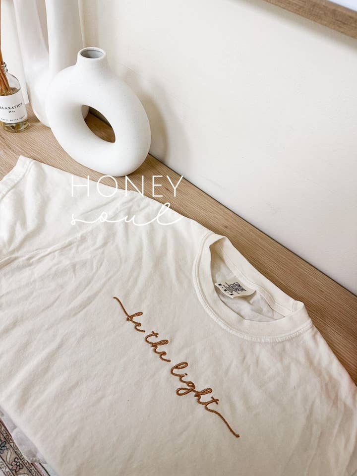 Honey Soul LLC - Wholesale T-shirt (Zonder tekening) - Dames - Geborduurde Wees Het Licht T-shirt2