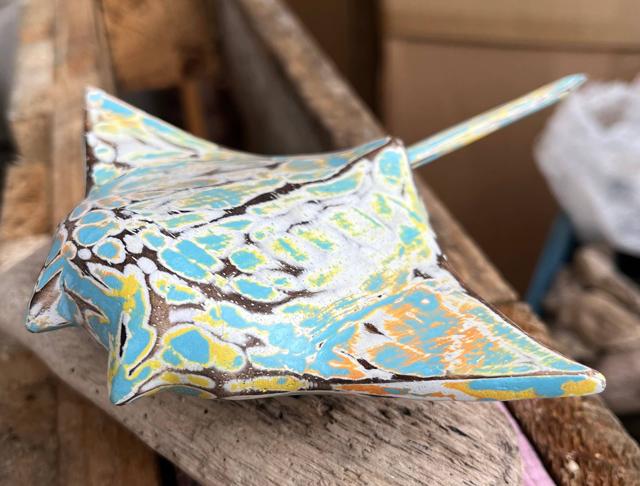 Batik Indah – Objeto de mesa decorativo por atacado – Arraia esculpida à mão e pintada em suporte à deriva.1