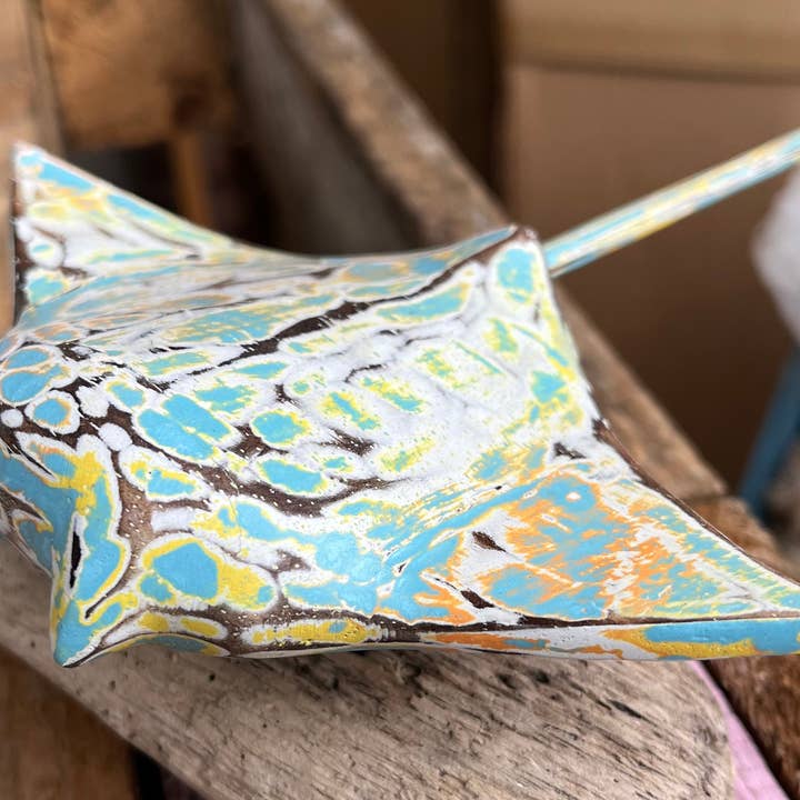 Batik Indah – Objeto de mesa decorativo por atacado – Arraia esculpida à mão e pintada em suporte à deriva.1