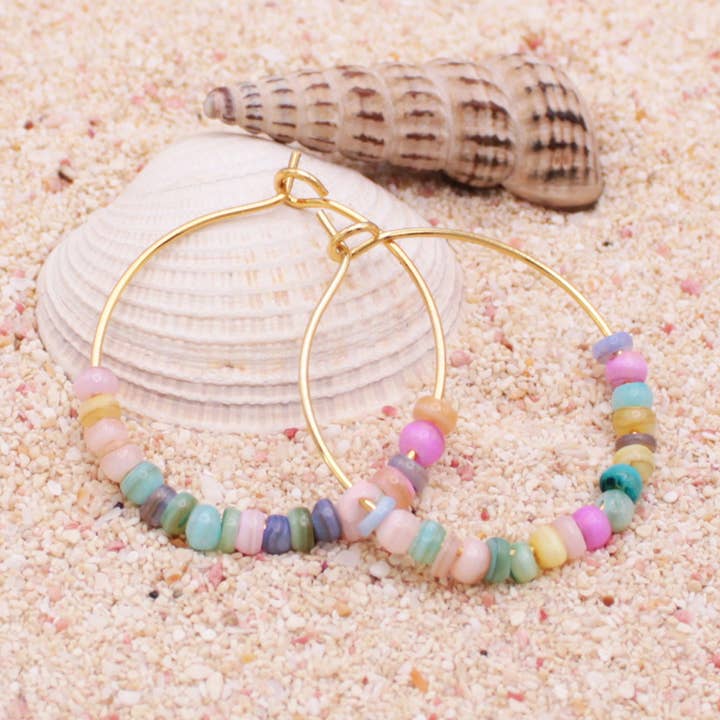 Boucles d’oreilles créoles dorées Beach Days avec perles multicolores pour la vente par ZAD