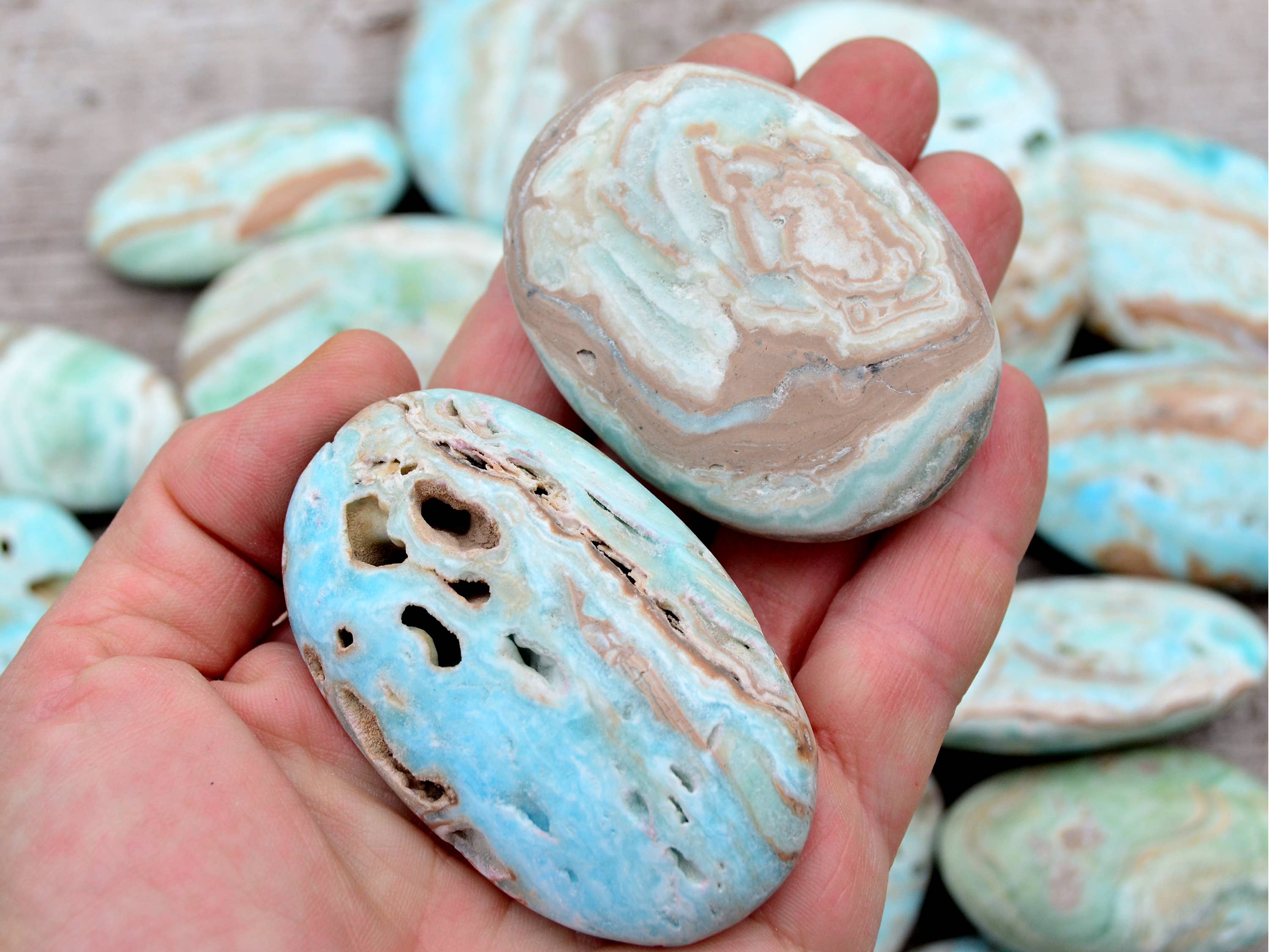 Kaia & Crystals - Wholesale Spirituele steen/kristal - Blauwe aragoniet palmsteen 1 kg (6-10 stuks) - (50 mm - 80 mm)5