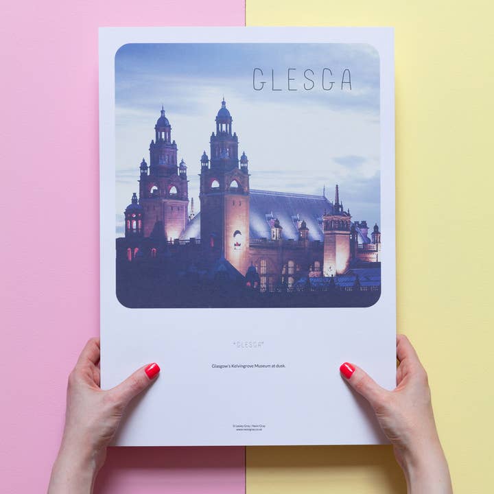 Scottish Banter Print Kelvingrove Museum för wholesale av Neon Gray