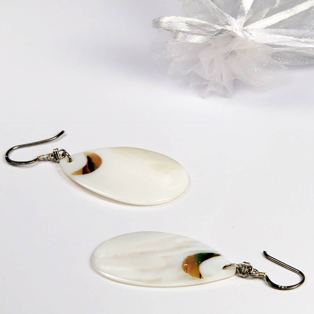 CINNEA - Vente Boucles d'oreilles pendantes - Boucles d’oreilles DAYTRAUM en véritable nacre1