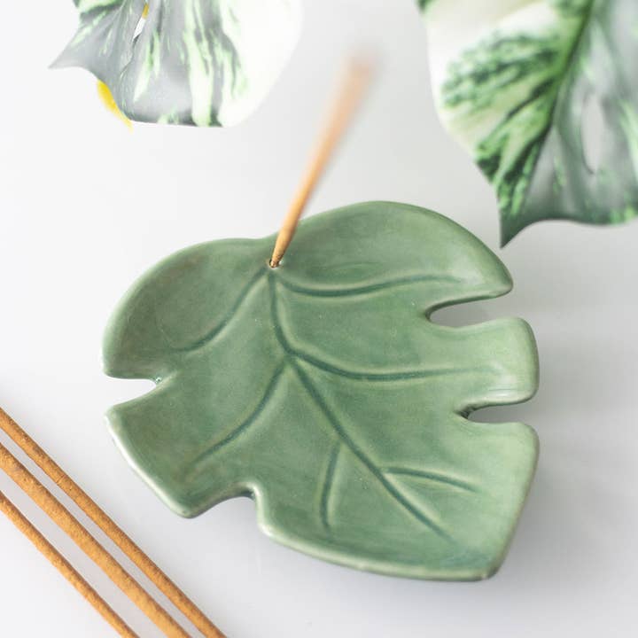 Keramisk røgelsesholderplade i palmeblad-design for engroshandel hos Something Different Wholesale