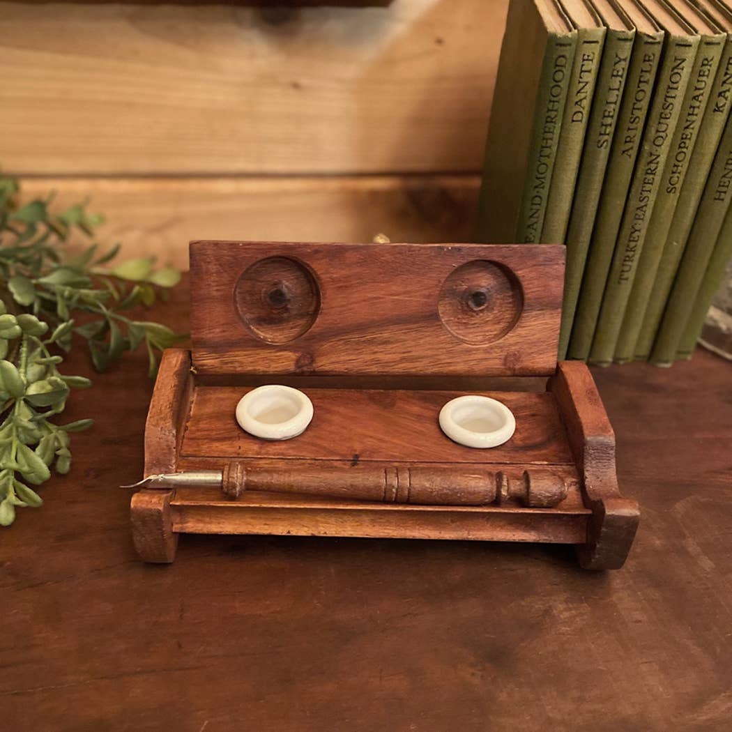 Madison Bay Co. - Historical Home Decor Reproductions - Vendita all'ingrosso Inchiostri - Supporto per calamaio in legno con due calamai in argilla e penna con pennino in legno, 7"4