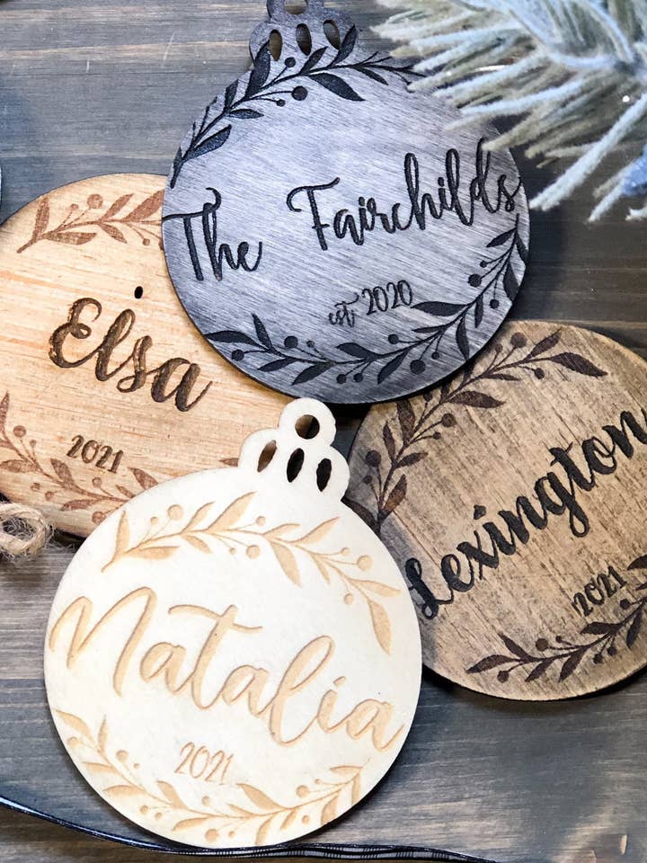 Personlig Julepynt - Træ Julepynt - Familie Ornament - Bryllupsgave til Nygifte- Strømpe Stuffer- Årligt Ornament for engroshandel hos The Blended Nest