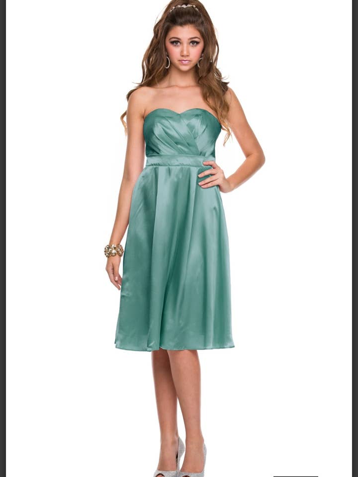 Robe verte Noxabel pour la vente par Eclectic Wallflower Boutique