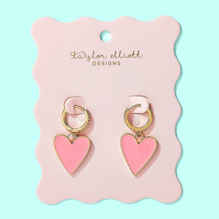 Boucles d'oreilles Huggie - Breloques cœur en émail rose - Jane pour la vente par Taylor Elliott Designs