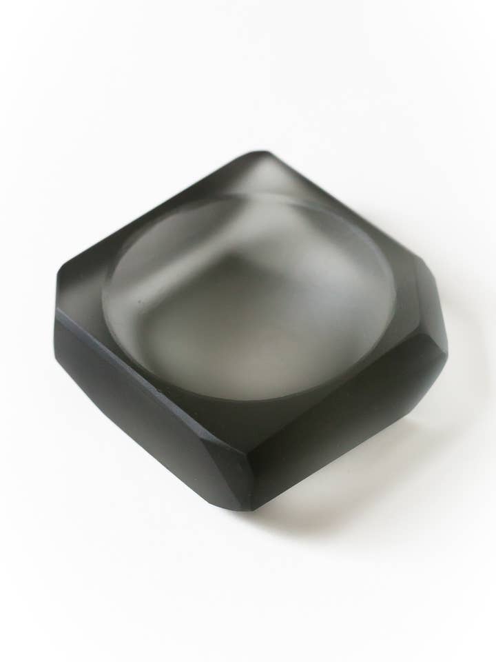 Grå glas saltkælder for engroshandel hos Morgan Gilbreath