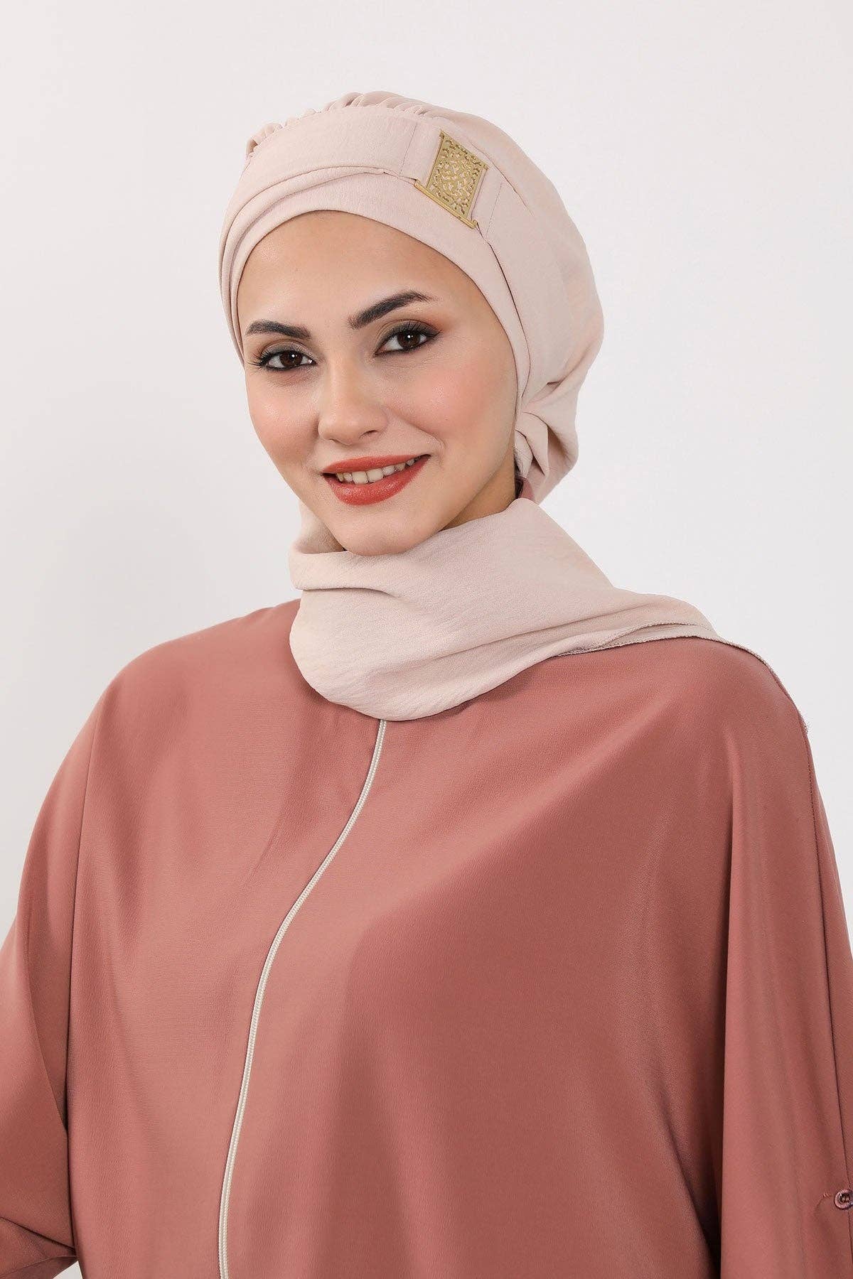 Aisha's Design – wholesale Hijab – Women’s – Modest Fashion Instant Aerobin Turban with Leopard Pattern Accessory, Pre-Tied Aerobin Hijab with Chic Metal Accessory,HT-11A41