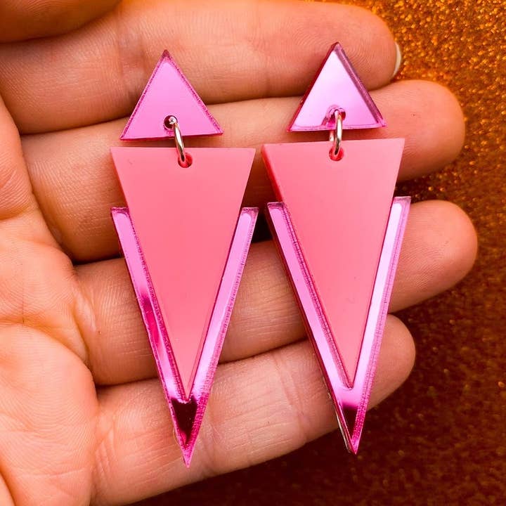 Boucles d'oreilles triangulaires roses Malibu pour la vente par Garbage Humans
