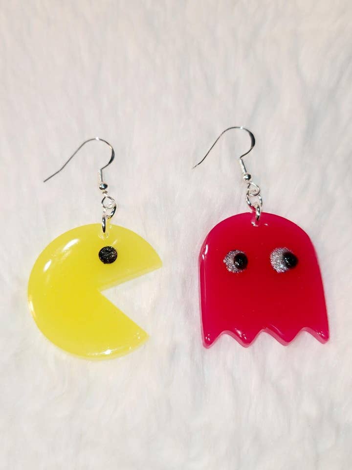 Orecchini Arcade in Resina Fatti a Mano Retro Pac-Man & Fantasma per la vendita all'ingrosso da parte di BabyGirl Creations