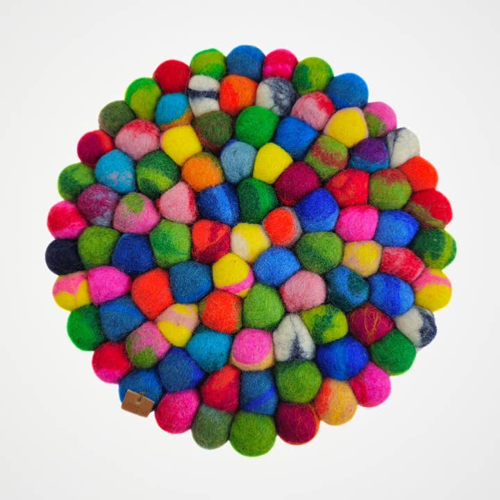 Dessous de plat en feutre à pompons multicolores pour la vente par Feltiful