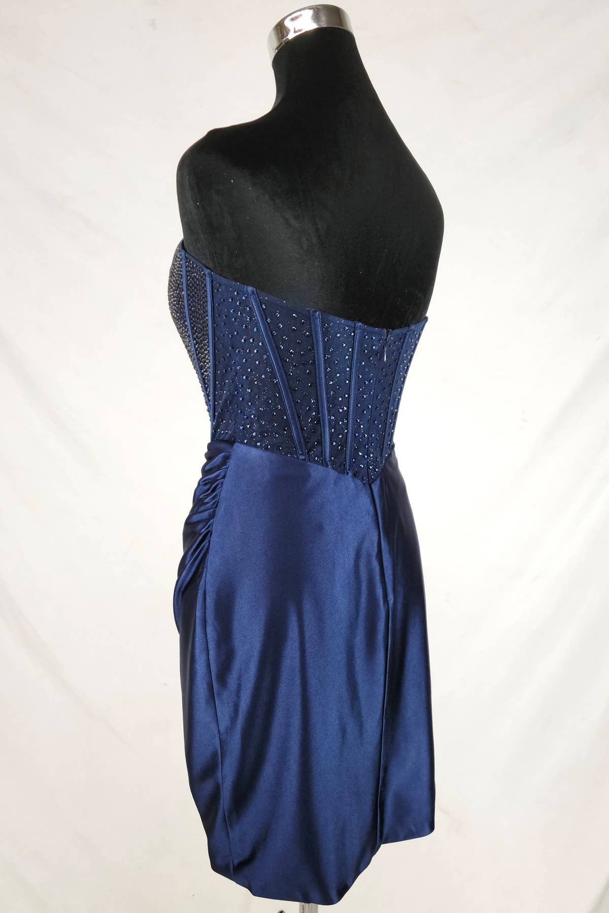 Chicas – wholesale Klänning - Dam – Kort miniklänning med juvelprydd korsett och satinkjol C37511