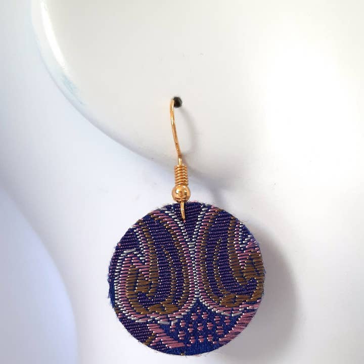 JUL ET FIL – Großhandel Ohrhänger – Ohrhänger aus besticktem Stoff in Mitternachtsblau1