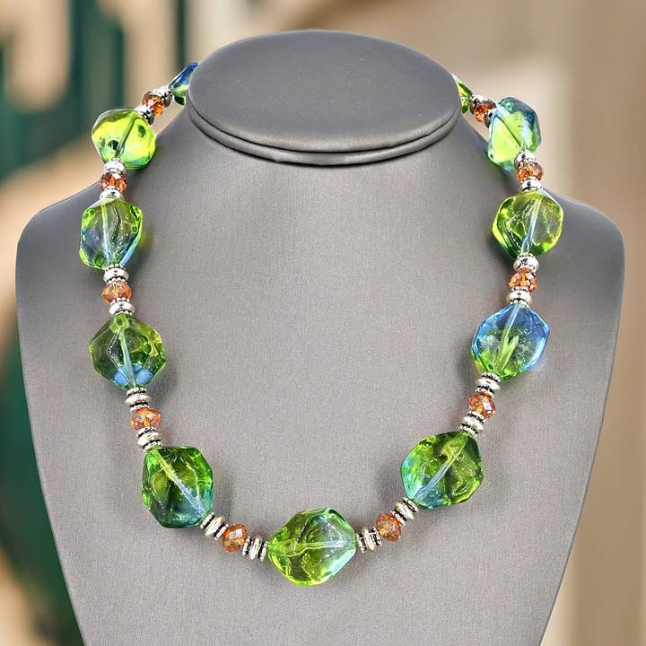 Colar Bicolor Grande de Declaração de Pérolas Italianas com Cristais Austríacos e Fecho em Prata de 1ª Lei por atacado de Viktoria Simonë