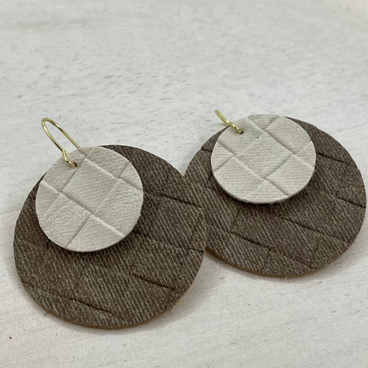 Orecchini Eclipse - Bianco/Grigio per la vendita all'ingrosso da parte di Love & Dot