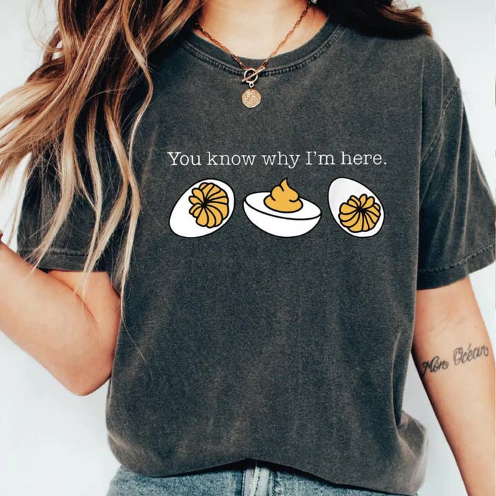 Boho Bloom Emporium – Engroshandel T-shirt med print - Dame – Du ved, hvorfor jeg er her Deviled Eggs T-shirt