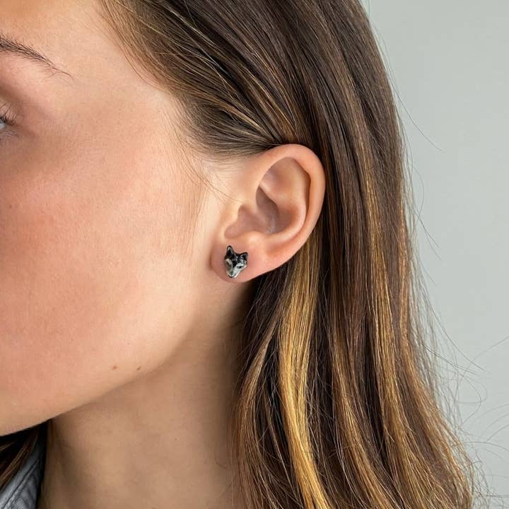 Wolf oorbellen voor wholesale door Camp Hollow Porcelain Animal Treasures