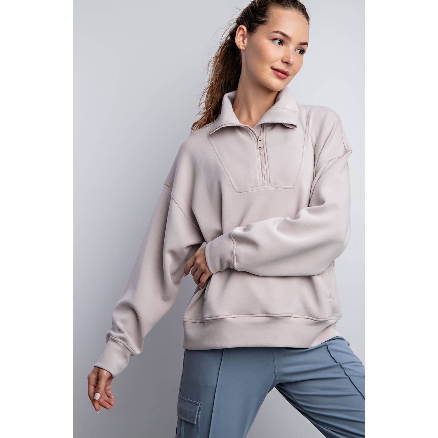Rae Mode - Vendita all'ingrosso Felpa - Donna - PULLOVER CON COLLO A IMBUTO E ZIP A QUARTO IN MODAL SCUBA50