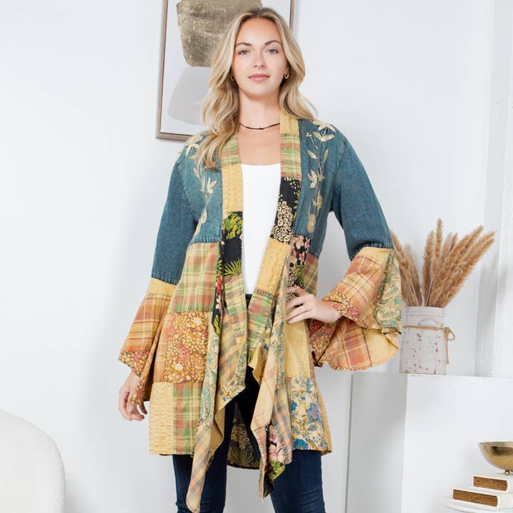 Chic Bohème Occidental : Longue Veste en Jean Brodée de Motifs pour la vente par Young Threads