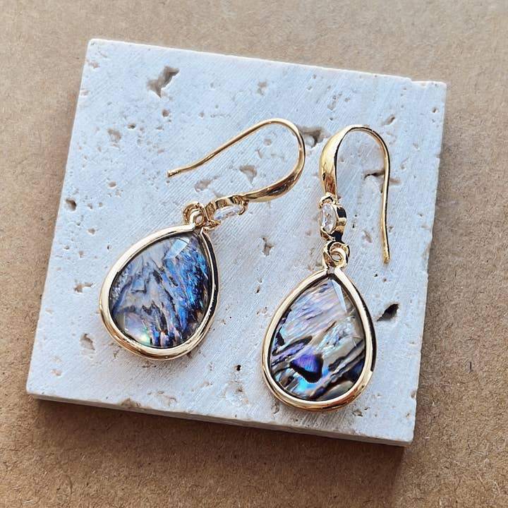 Boucles d'oreilles pendantes en forme de goutte. pour la vente par Revelari