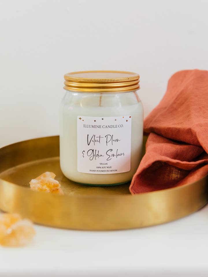 Velvet Plum & Golden Embers sojawaskaars voor wholesale door Ilumine Candle Co.