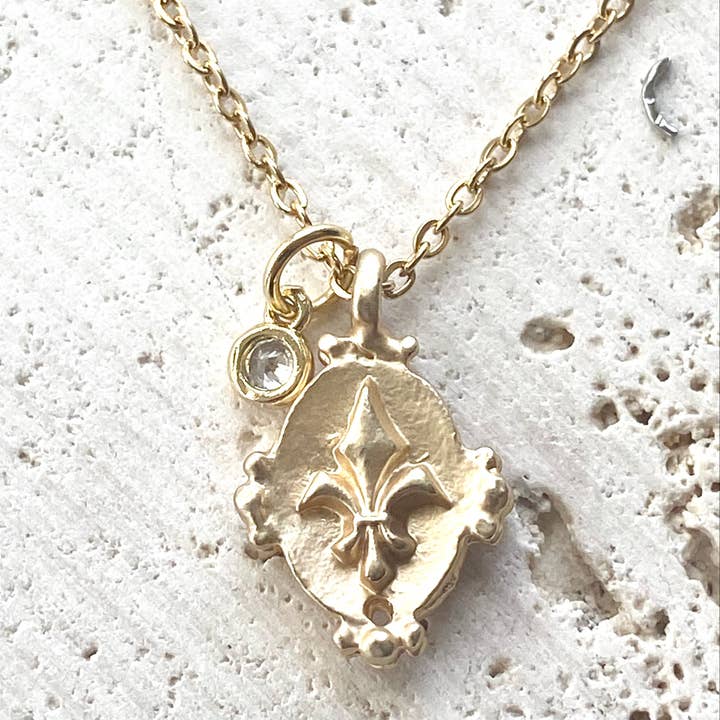 VB&CO Designs Handmade Jewelry – Großhandel Kette mit Anhänger/Charm – Zärtliche Halskette mit Fleur de Lis, mehrlagig, Gold, Louisana Paris2