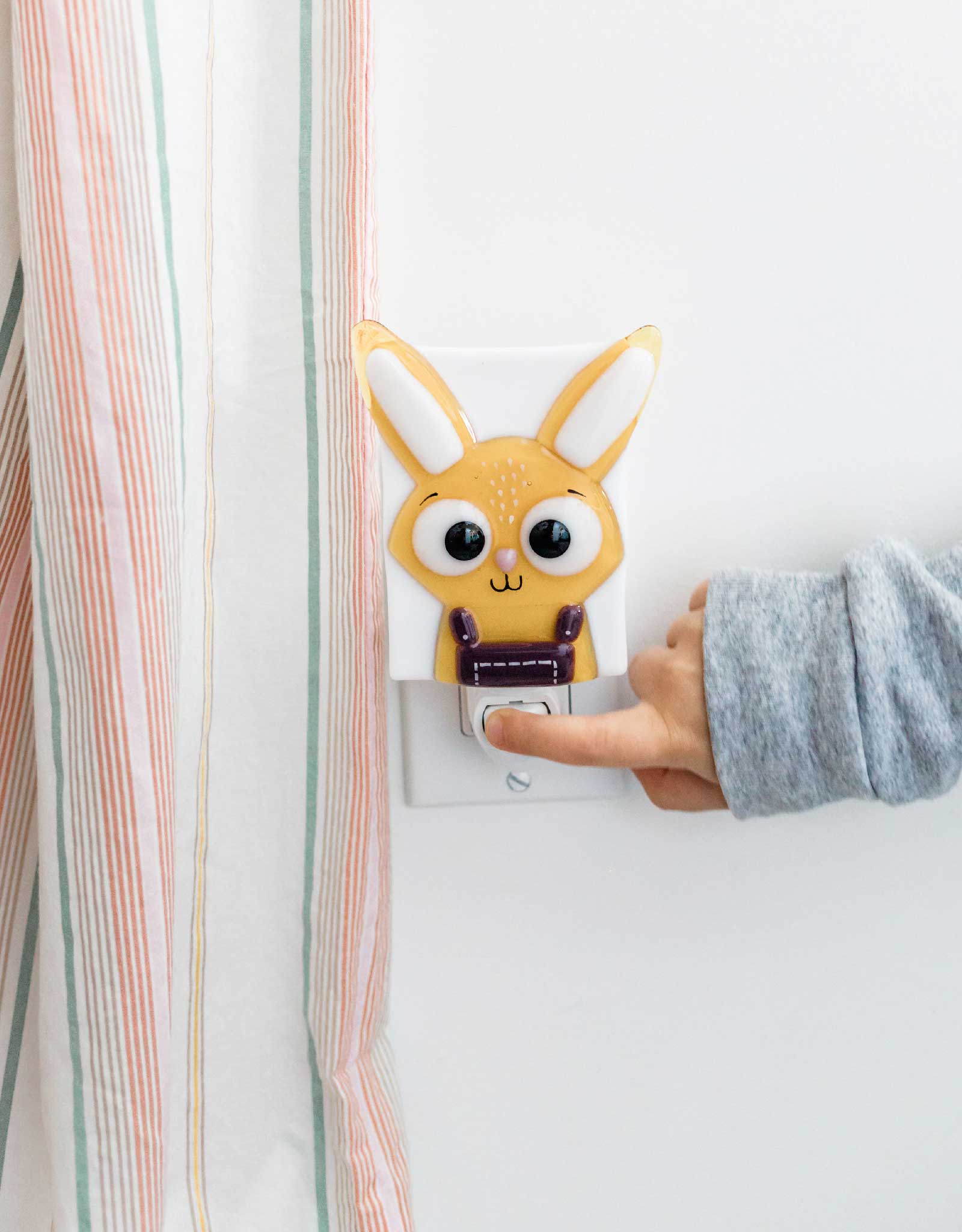 Shine on me Distribution - Vente Veilleuse - Enfant et bébé - Veilleuse - Lapin - Marcel - Veille sur toi