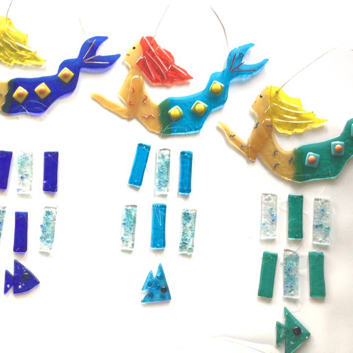 Cola azul o verde azulado con pelo rojo o rubio Carillón de viento de sirena. Vidrio artesanal para lagos o playas. de venta al por mayor en Faire5