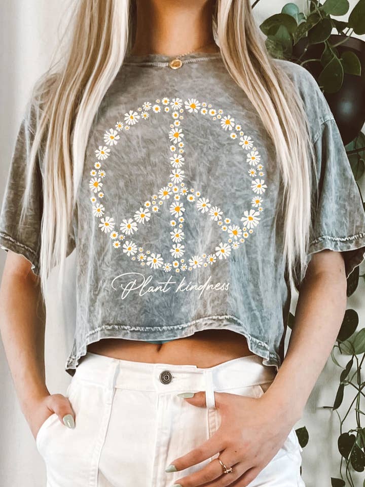 HAUT COURT LONG À IMPRIMÉ MINÉRAL FLOWER PEACE PLANT KINDNESS pour la vente par Rustee Clothing