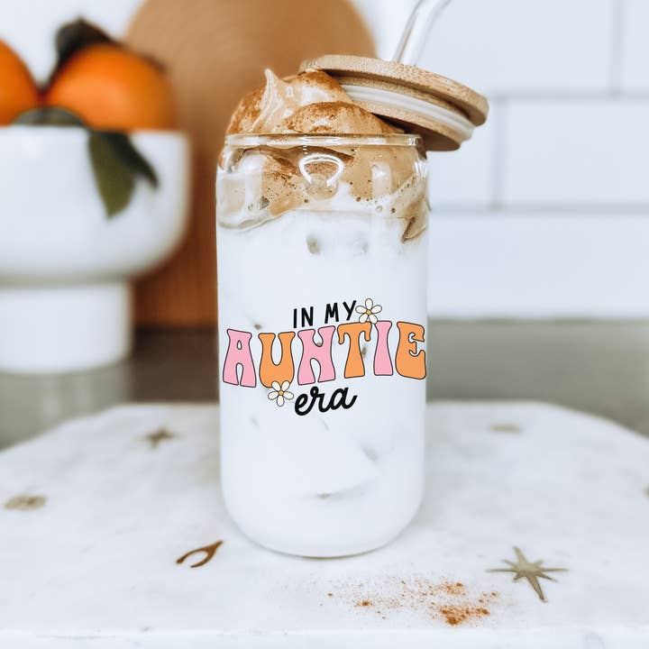 Boho + Babe - Vente Verre/tasse - Tasse en verre de 16 oz avec couvercle en bambou In my Auntie Era1