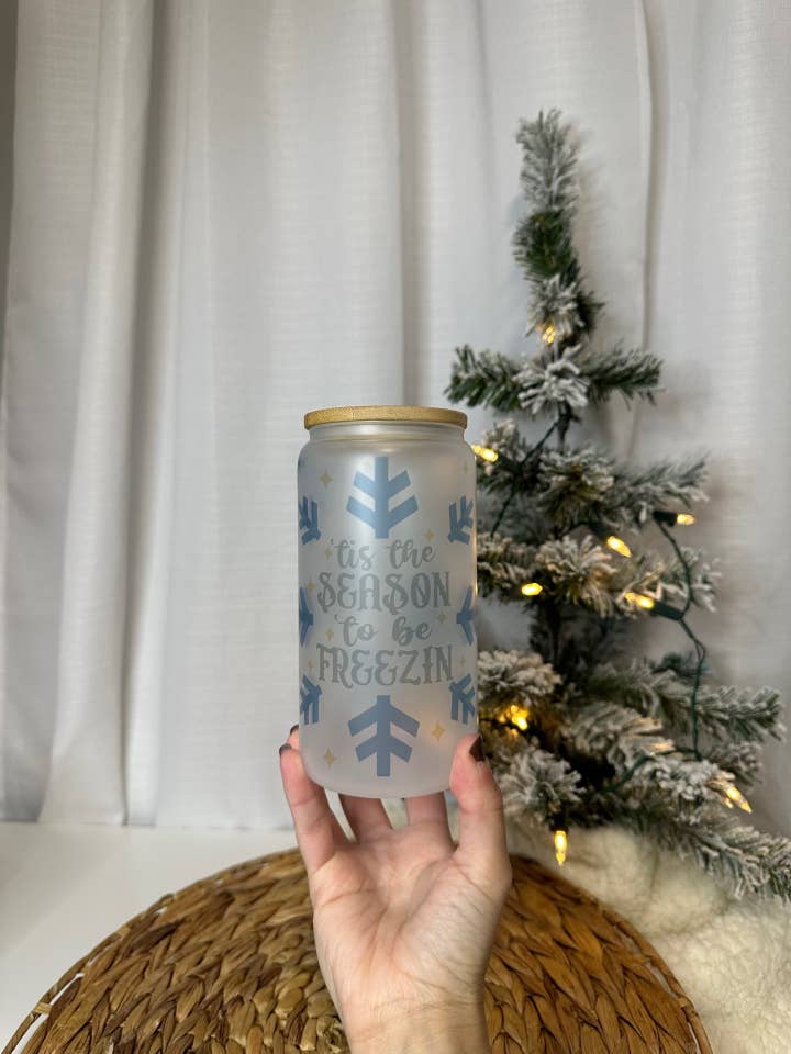 Tasse en verre Season to Be Freezing pour la vente par Gia Design Co