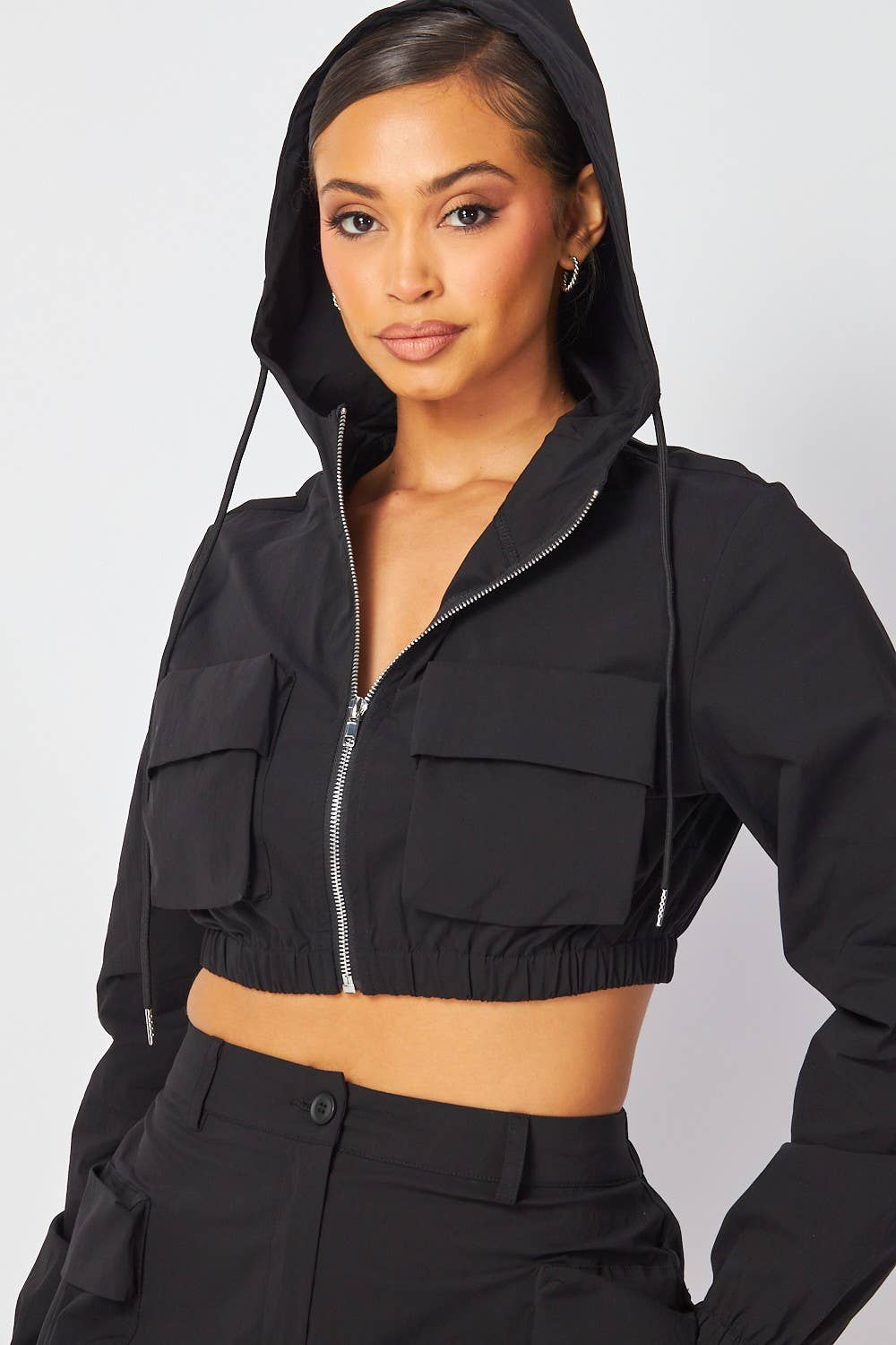 Hot & Delicious – Engroshandel Top- og nederdelsæt - Dame – Elena Hoodie Crop Jacket & Cargo Mini Nederdelsæt (HGC10247)4