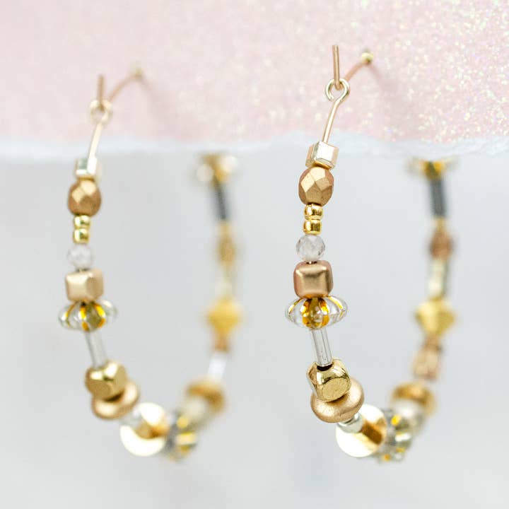 Grandi cerchi in oro e argento con perline per la vendita all'ingrosso da parte di Jill Makes